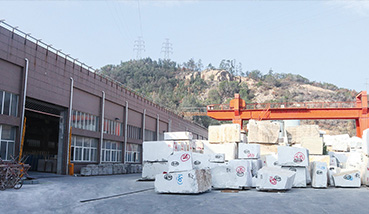 嘉巖石材三廠正式建成并全面投產，引領嘉巖產能強勢增長，每日上新量由1,800㎡提升至2,800㎡。
